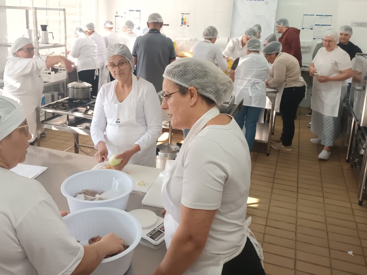Estado e Senac lançam livro de receitas do curso para merendeiras da rede estadual