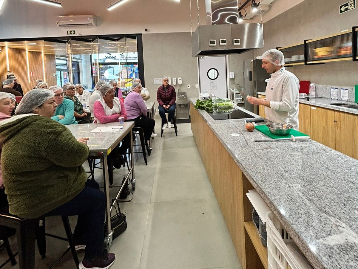 Estado e Senac lançam livro de receitas do curso para merendeiras da rede estadual