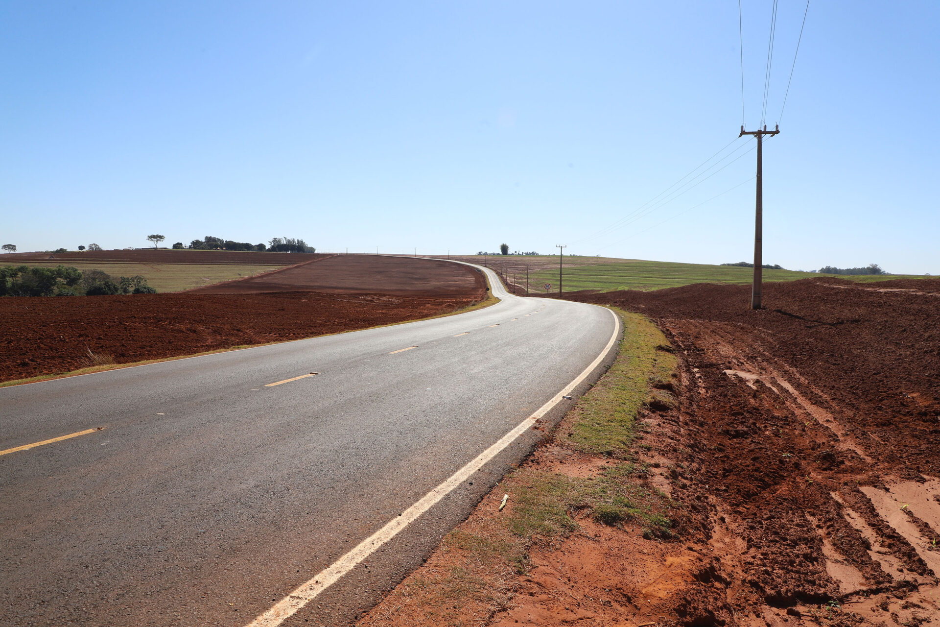 Estado investe R$ 5,9 milhões e pavimenta estrada usada por produtores rurais de Alto Piquiri