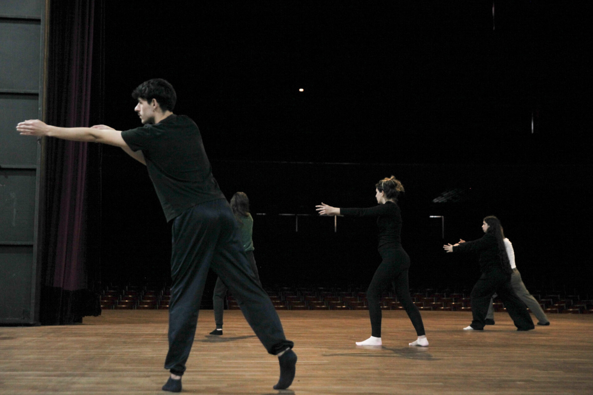 Consciência corporal: curso gratuito do Teatro Guaíra estreia com imersão teórica e prática