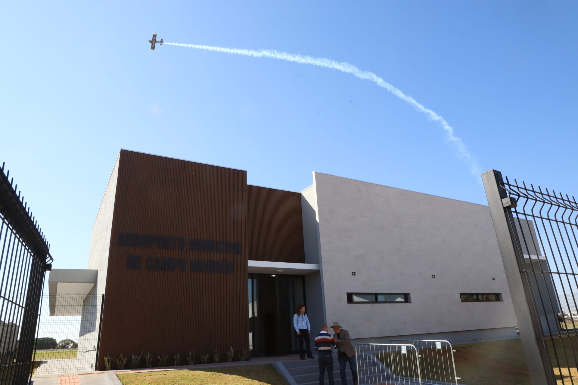 Governador inaugura nova pista do aeroporto de Campo Mourão