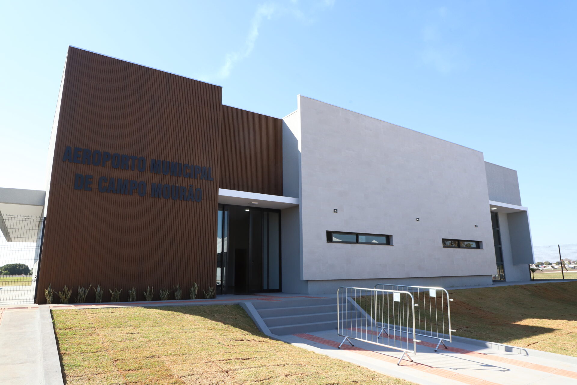 Governador inaugura nova pista do aeroporto de Campo Mourão