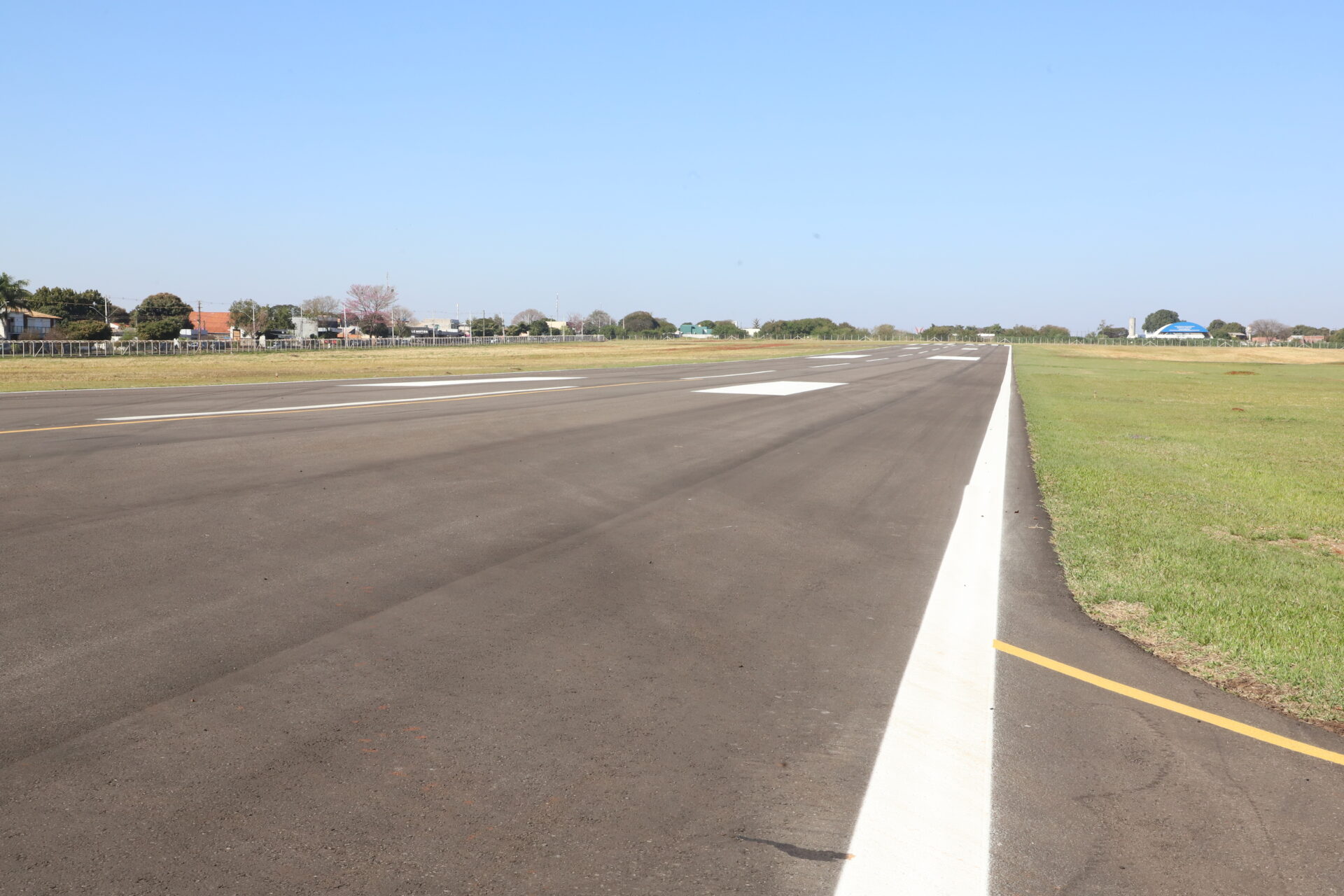 Governador inaugura nova pista do aeroporto de Campo Mourão