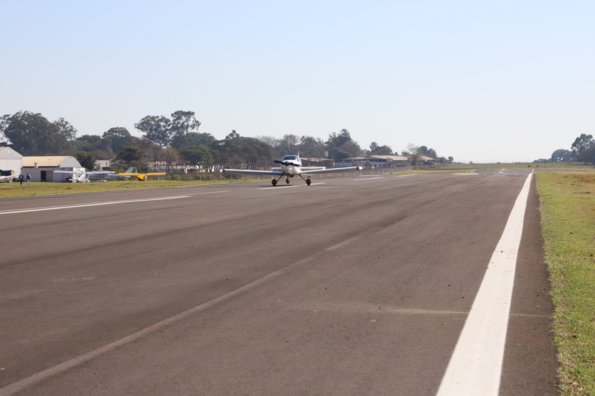 Governador inaugura nova pista do aeroporto de Campo Mourão