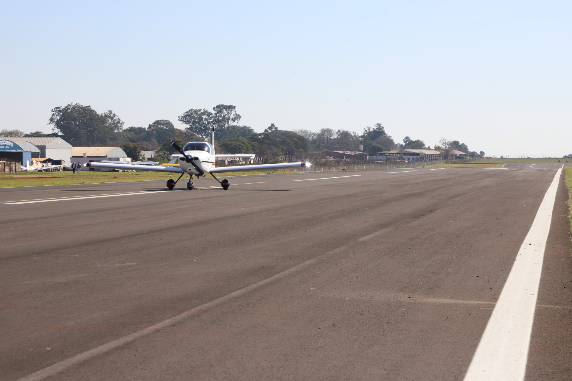 Governador inaugura nova pista do aeroporto de Campo Mourão