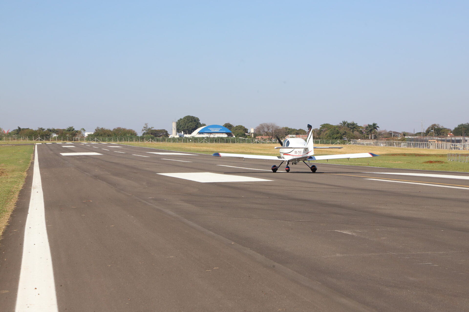 Governador inaugura nova pista do aeroporto de Campo Mourão