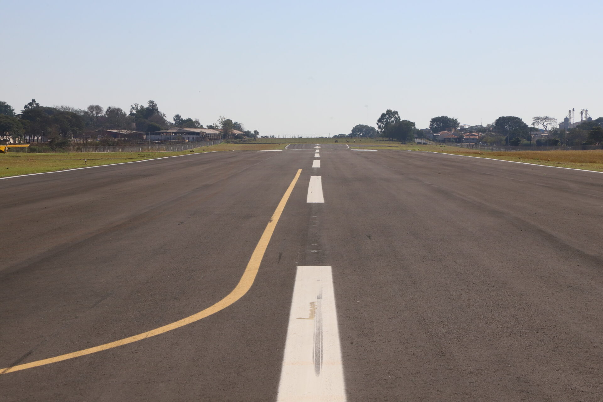 Governador inaugura nova pista do aeroporto de Campo Mourão