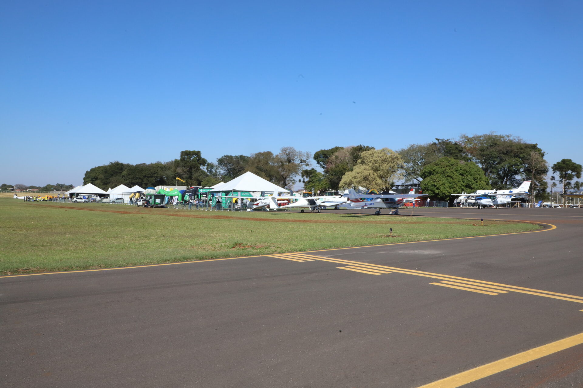 Governador inaugura nova pista do aeroporto de Campo Mourão