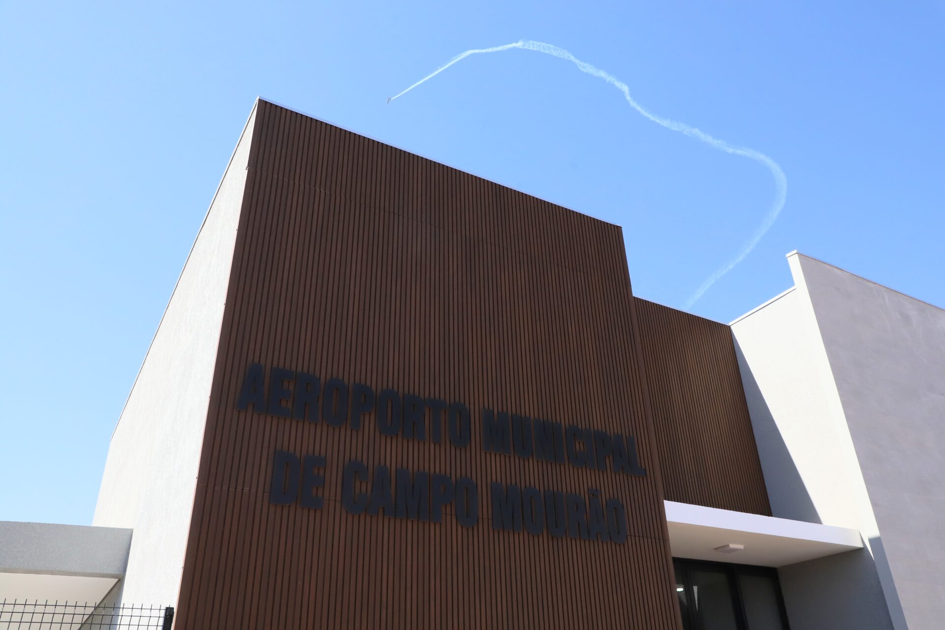 Governador inaugura nova pista do aeroporto de Campo Mourão