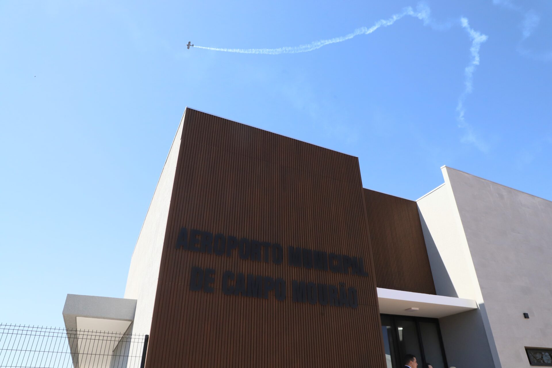 Governador inaugura nova pista do aeroporto de Campo Mourão