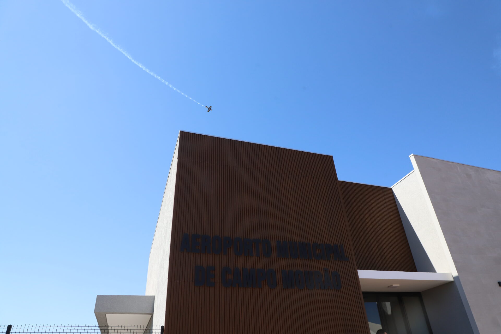 Governador inaugura nova pista do aeroporto de Campo Mourão
