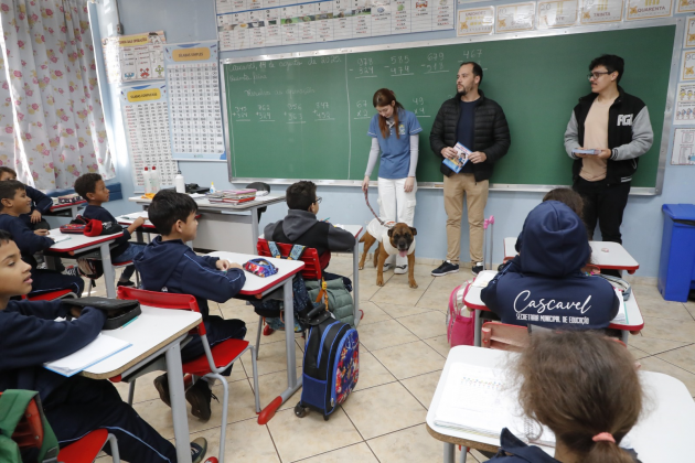 BEM-ESTAR ANIMAL | Procão leva lição de guarda responsável para alunos de Cascavel
