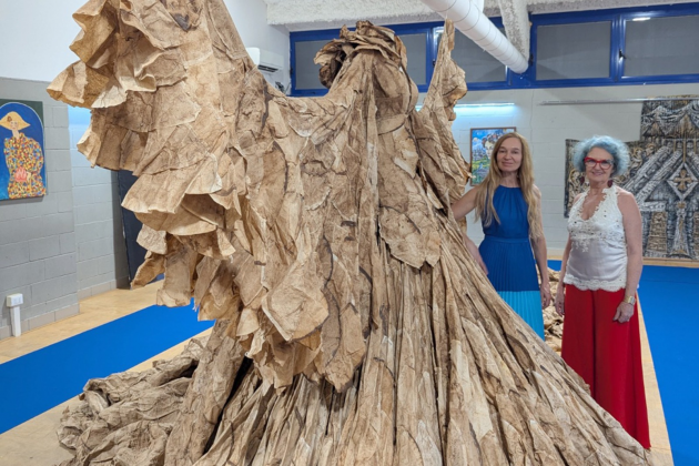 Com obra feita com mais de 10 mil filtros usados de café, artistas de Cascavel conquistam o prêmio de melhor escultura na Bienal Romana