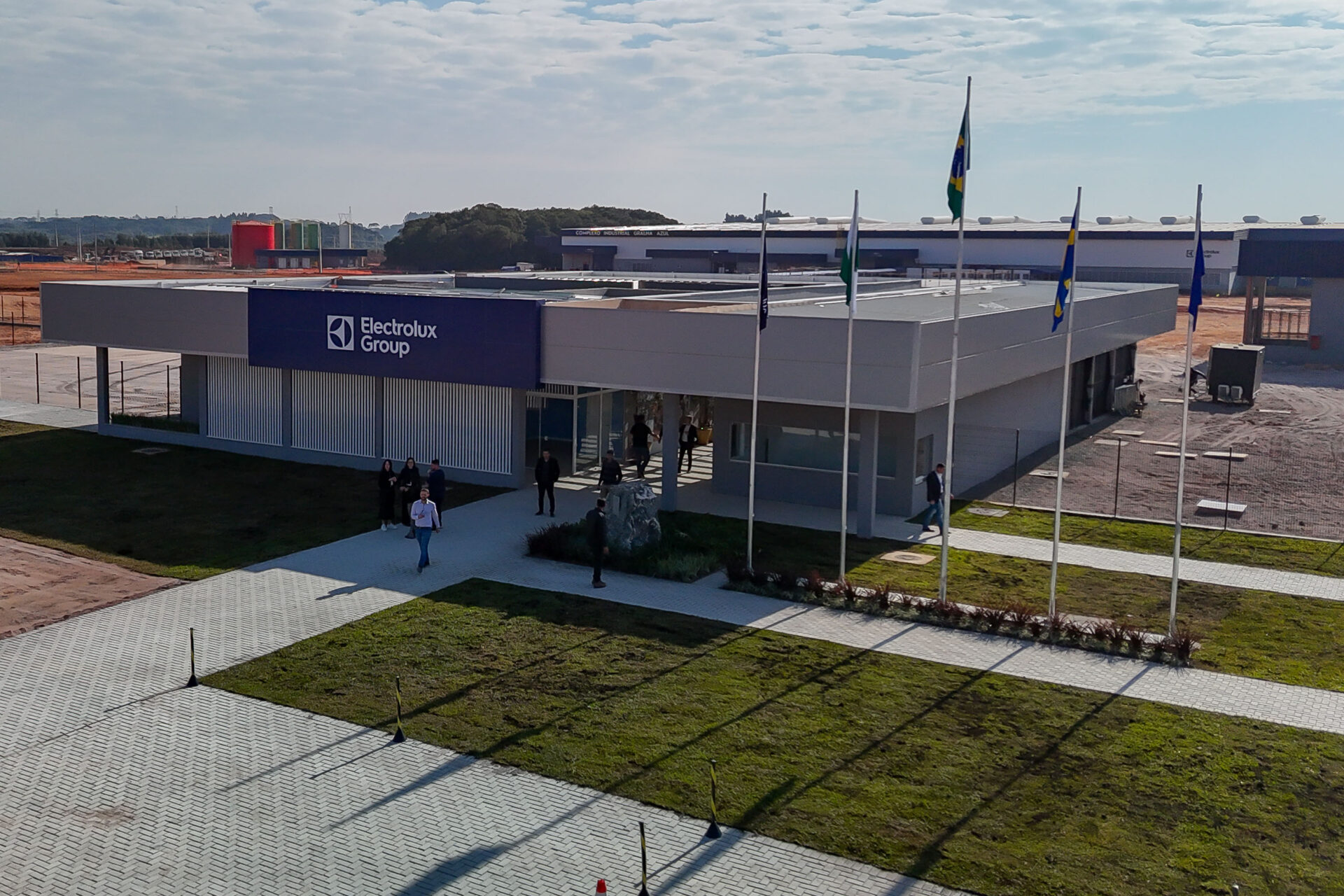 Com apoio do Estado, Electrolux inaugura fábrica em São José dos Pinhais