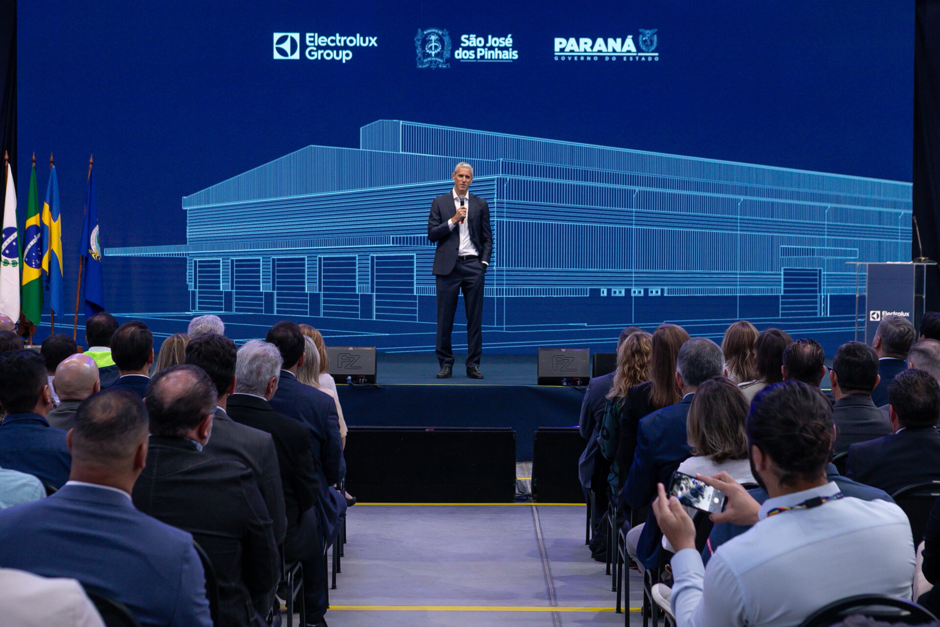 Com apoio do Estado, Electrolux inaugura fábrica em São José dos Pinhais