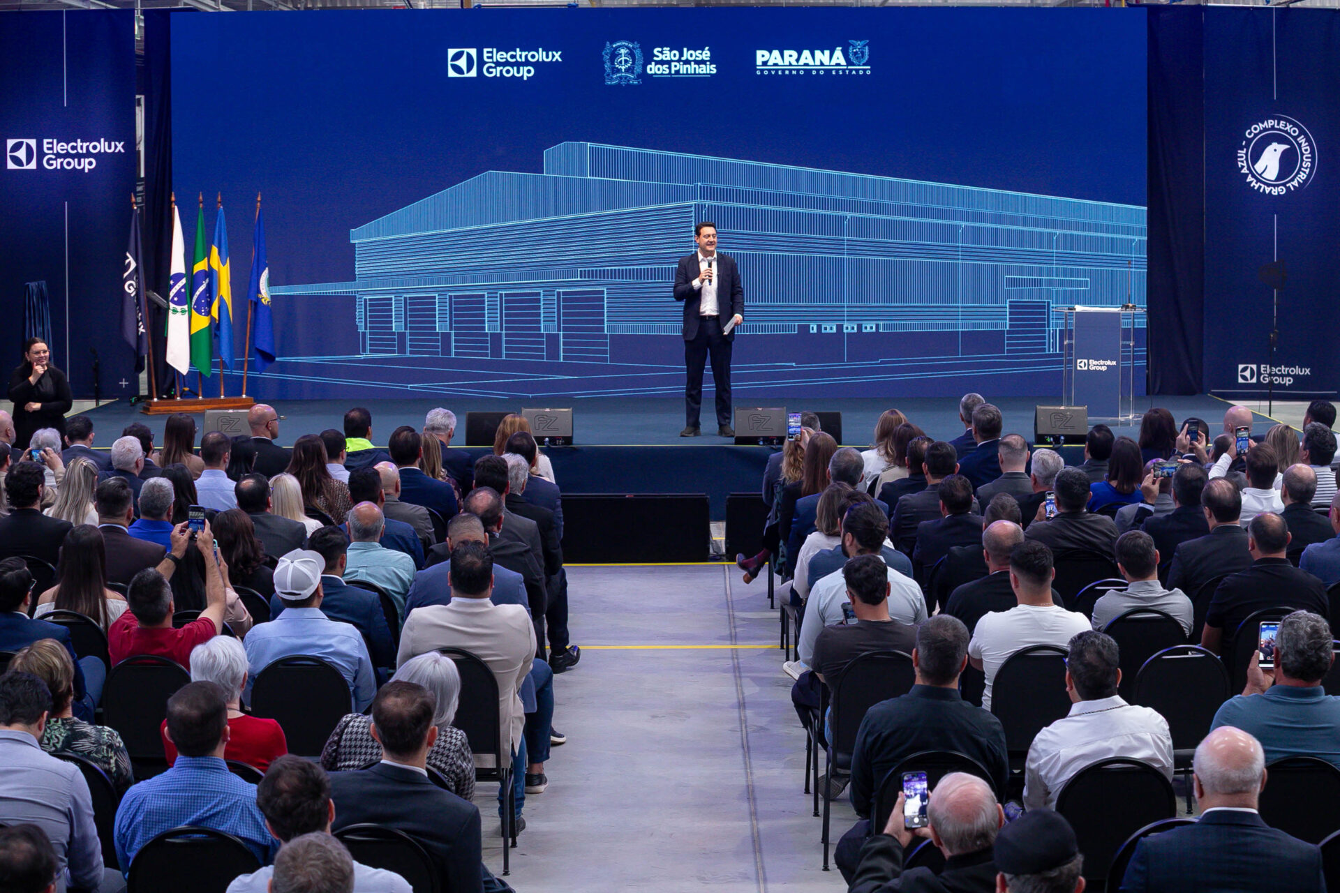 Com apoio do Estado, Electrolux inaugura fábrica em São José dos Pinhais