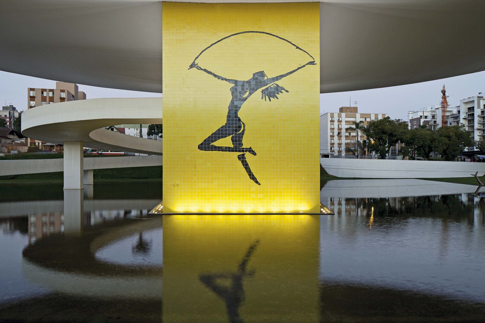 Conexão com a arte: Museu Oscar Niemeyer lança o livro “MON em Movimento” no dia 17