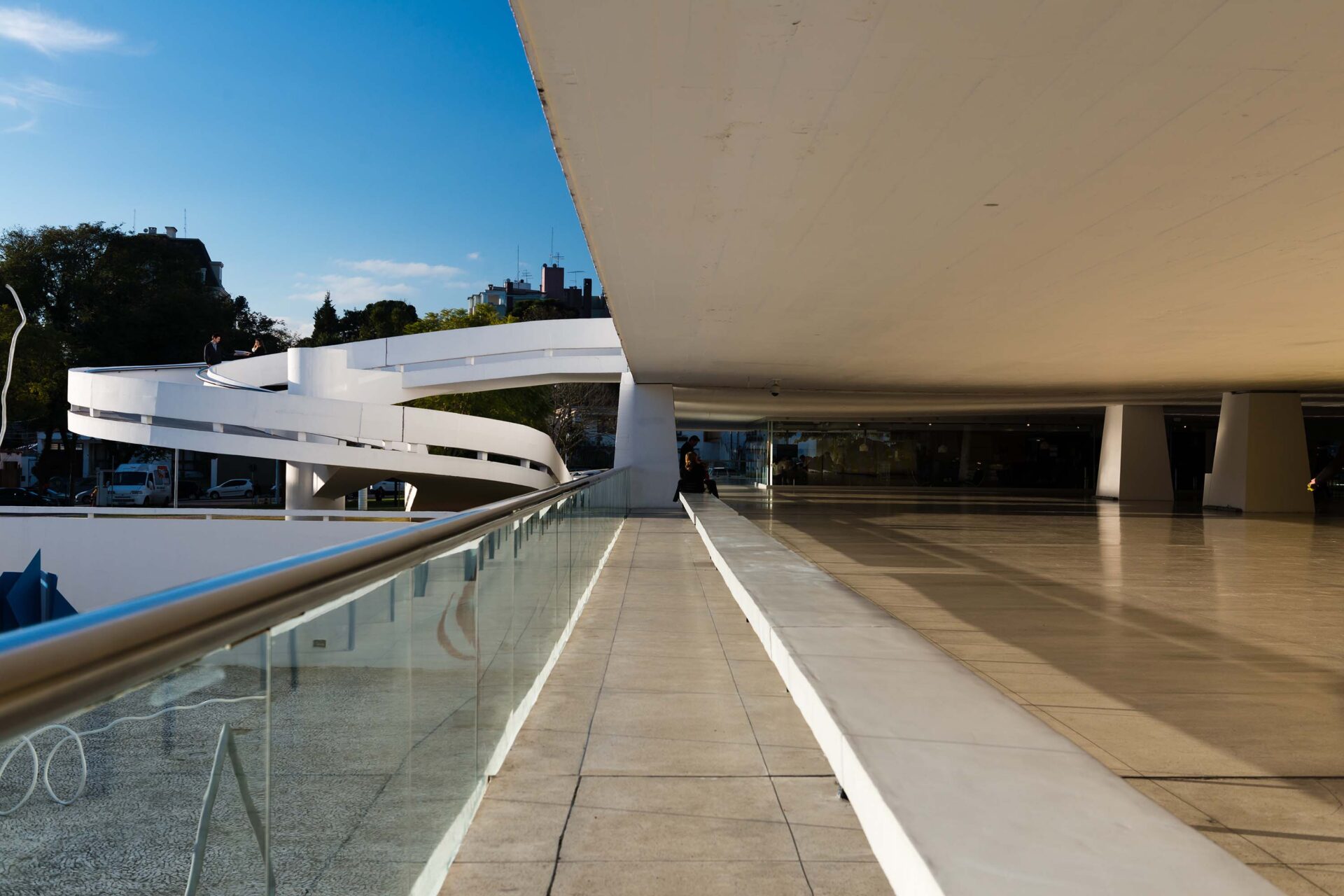 Conexão com a arte: Museu Oscar Niemeyer lança o livro “MON em Movimento” no dia 17
