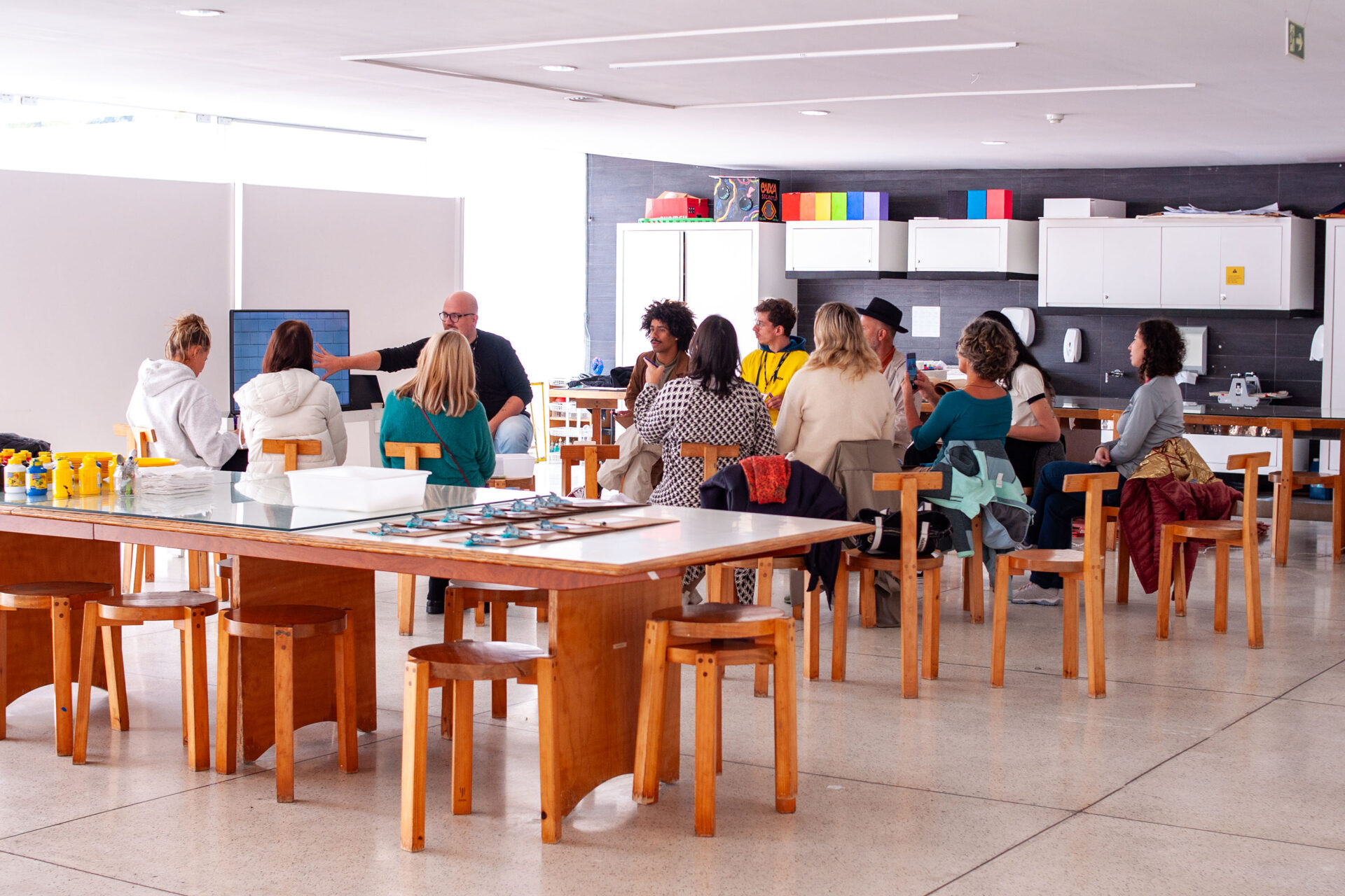 Museu Oscar Niemeyer promove oficina de arte têxtil para professores