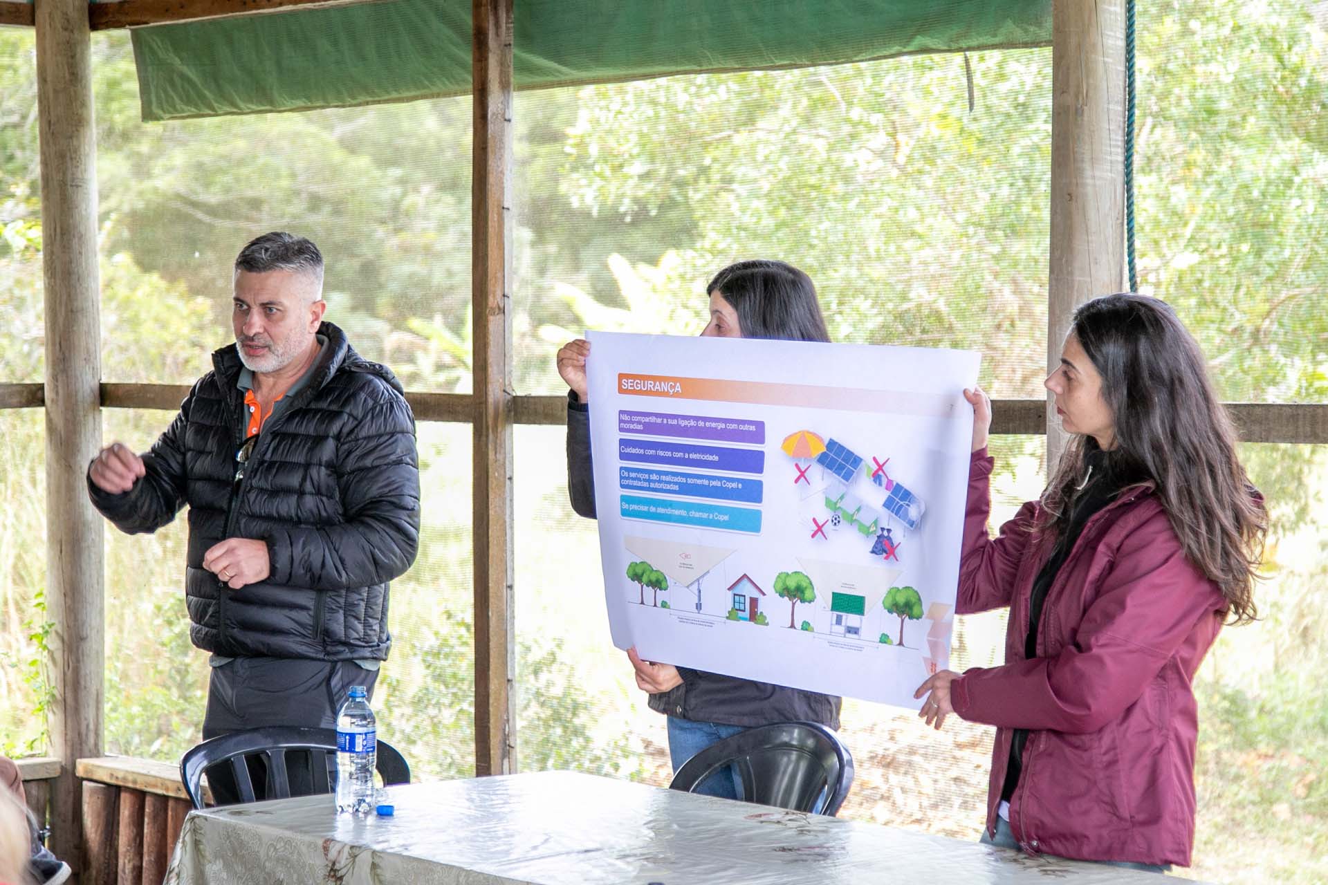 Copel apresenta a moradores da Ponta Oeste da Ilha do Mel projeto de energia solar