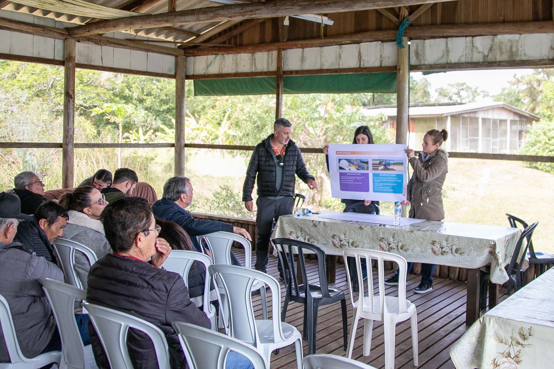 Copel apresenta a moradores da Ponta Oeste da Ilha do Mel projeto de energia solar