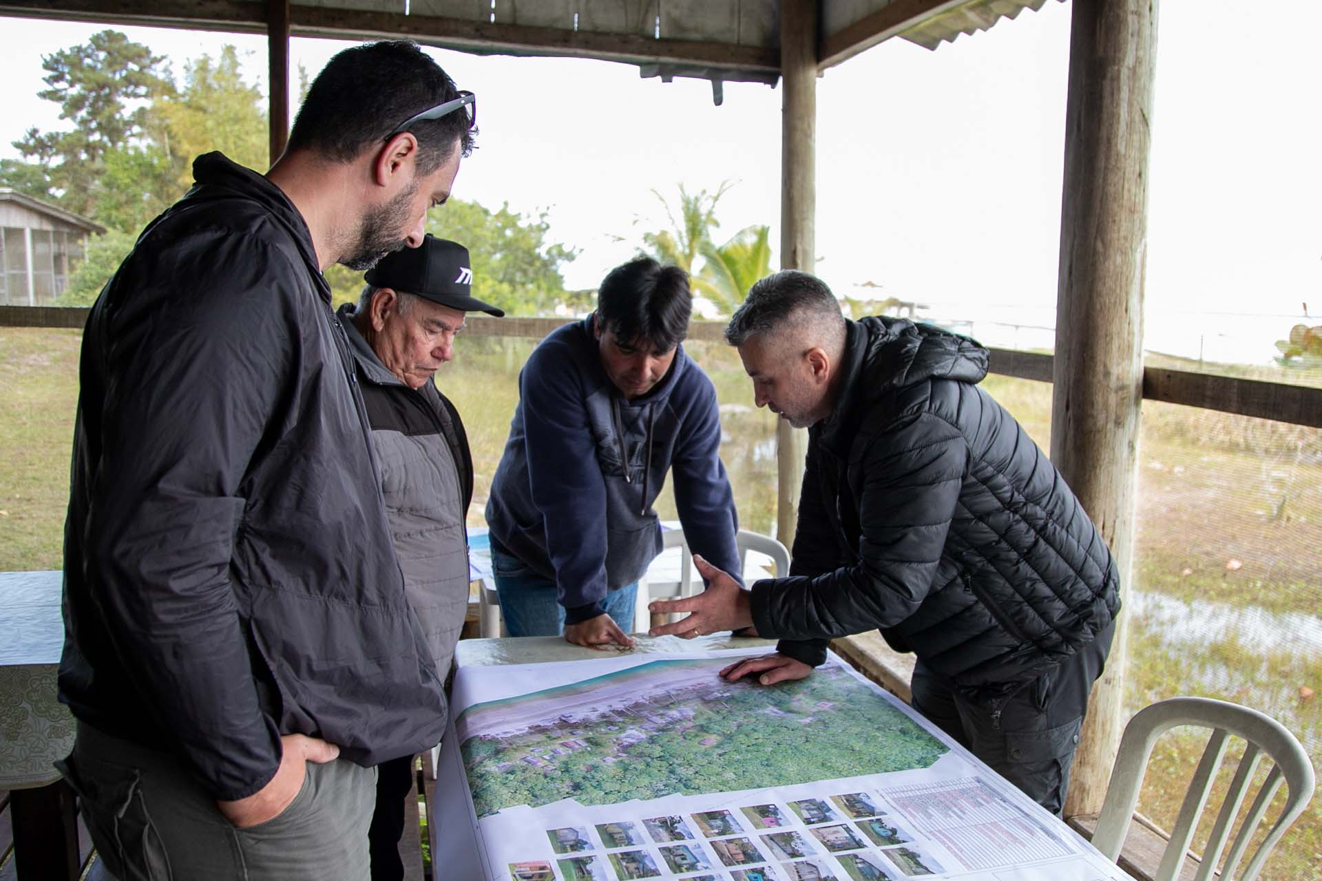 Copel apresenta a moradores da Ponta Oeste da Ilha do Mel projeto de energia solar