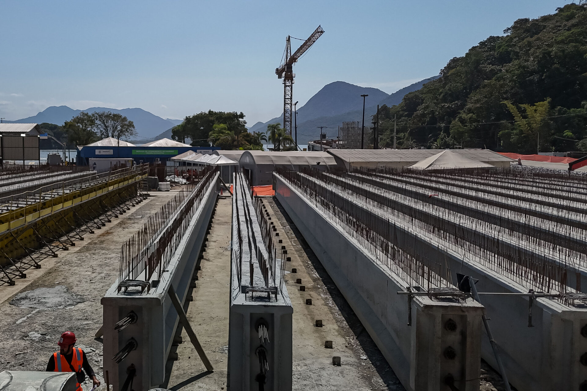 Começa a instalação dos cabos de aço no trecho estaiado da Ponte de Guaratuba