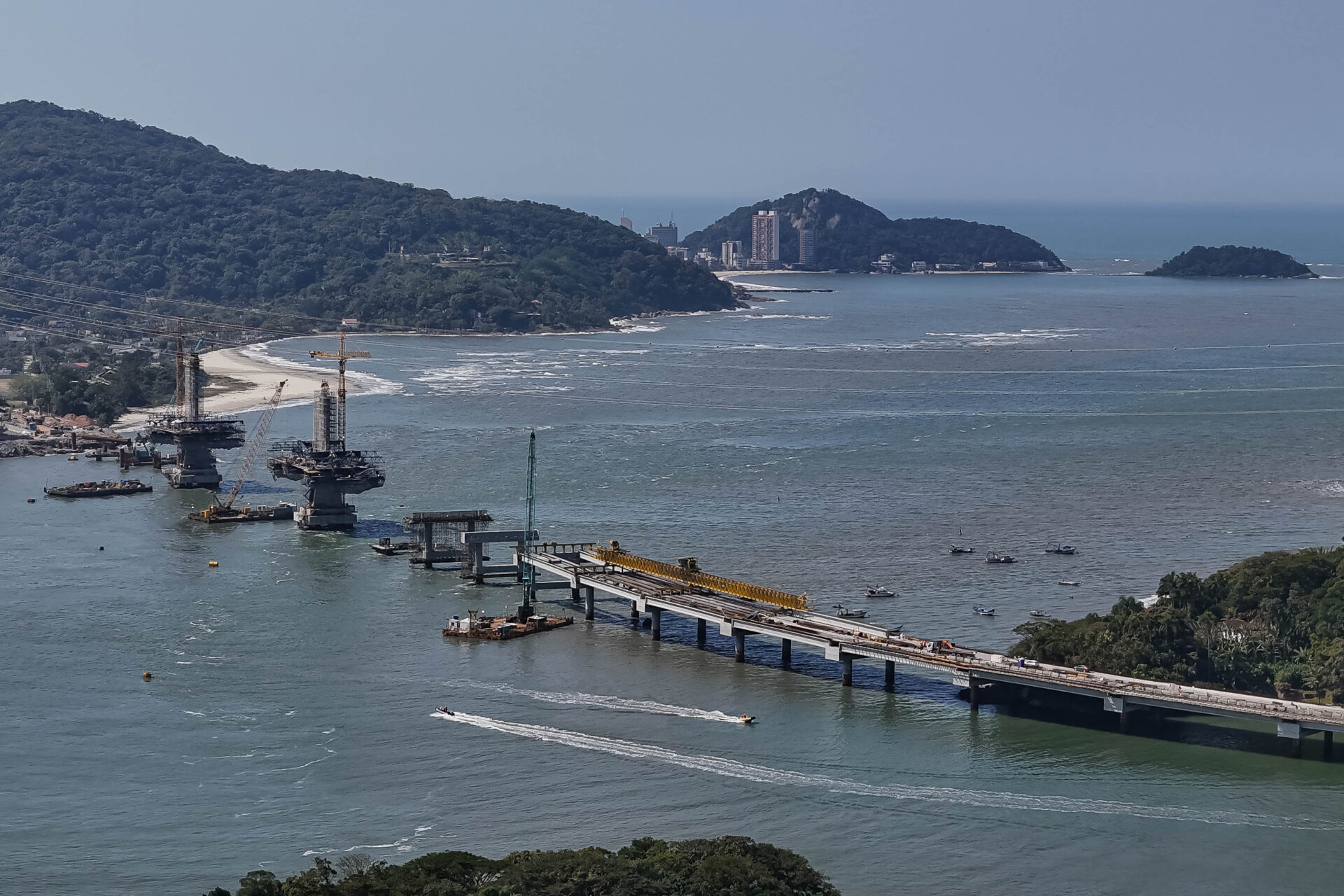 Começa a instalação dos cabos de aço no trecho estaiado da Ponte de Guaratuba