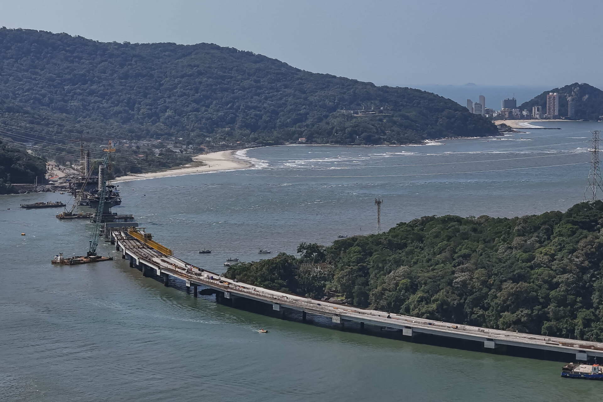 Começa a instalação dos cabos de aço no trecho estaiado da Ponte de Guaratuba
