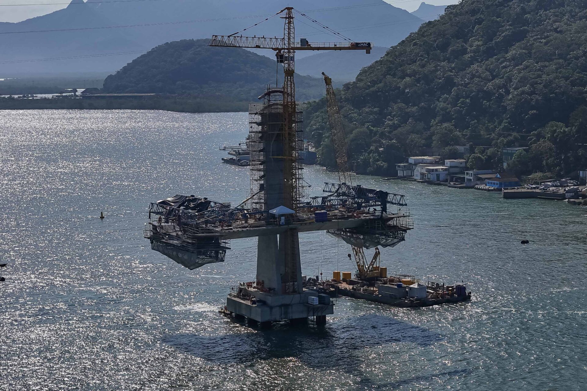 Começa a instalação dos cabos de aço no trecho estaiado da Ponte de Guaratuba