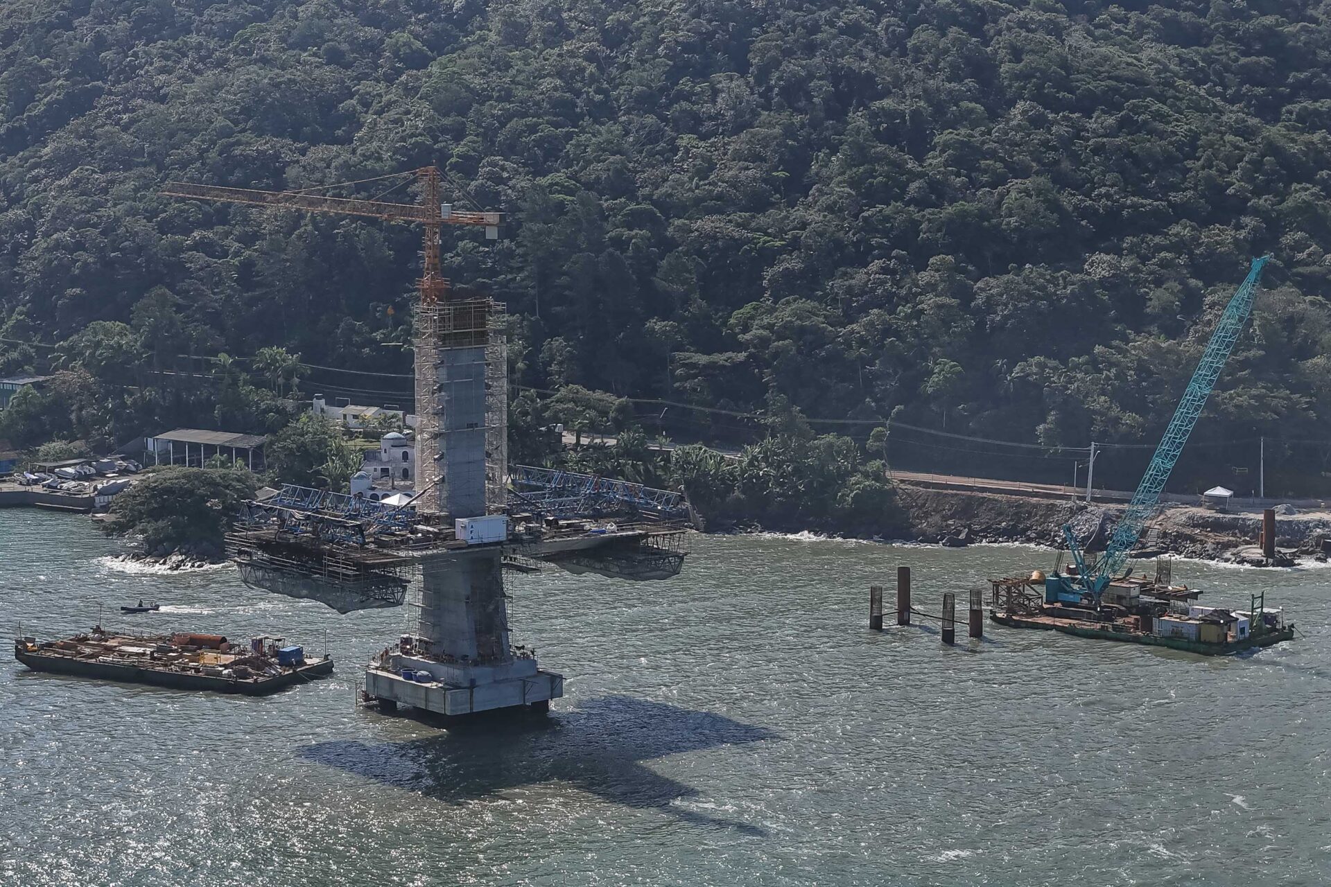 Começa a instalação dos cabos de aço no trecho estaiado da Ponte de Guaratuba