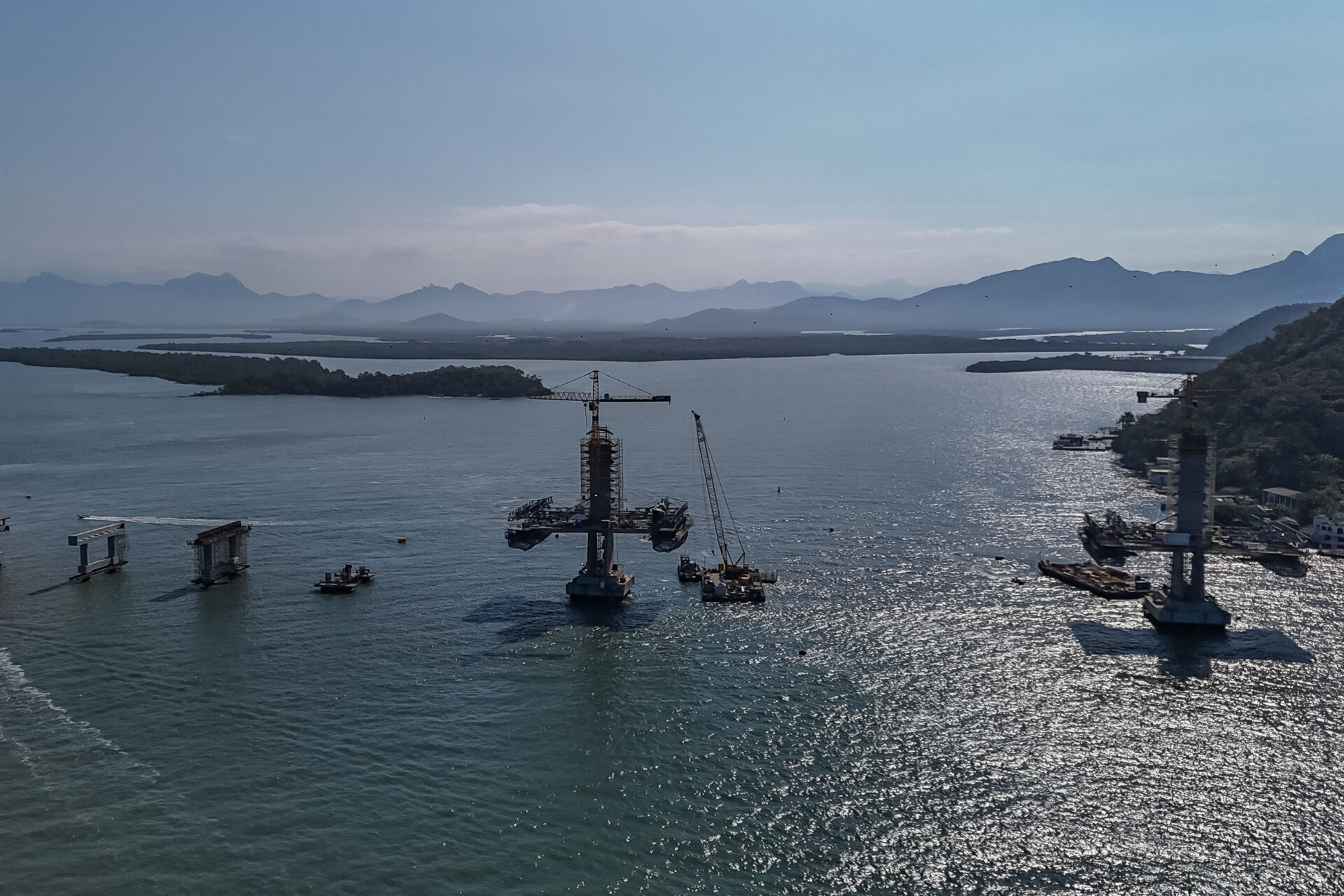 Começa a instalação dos cabos de aço no trecho estaiado da Ponte de Guaratuba