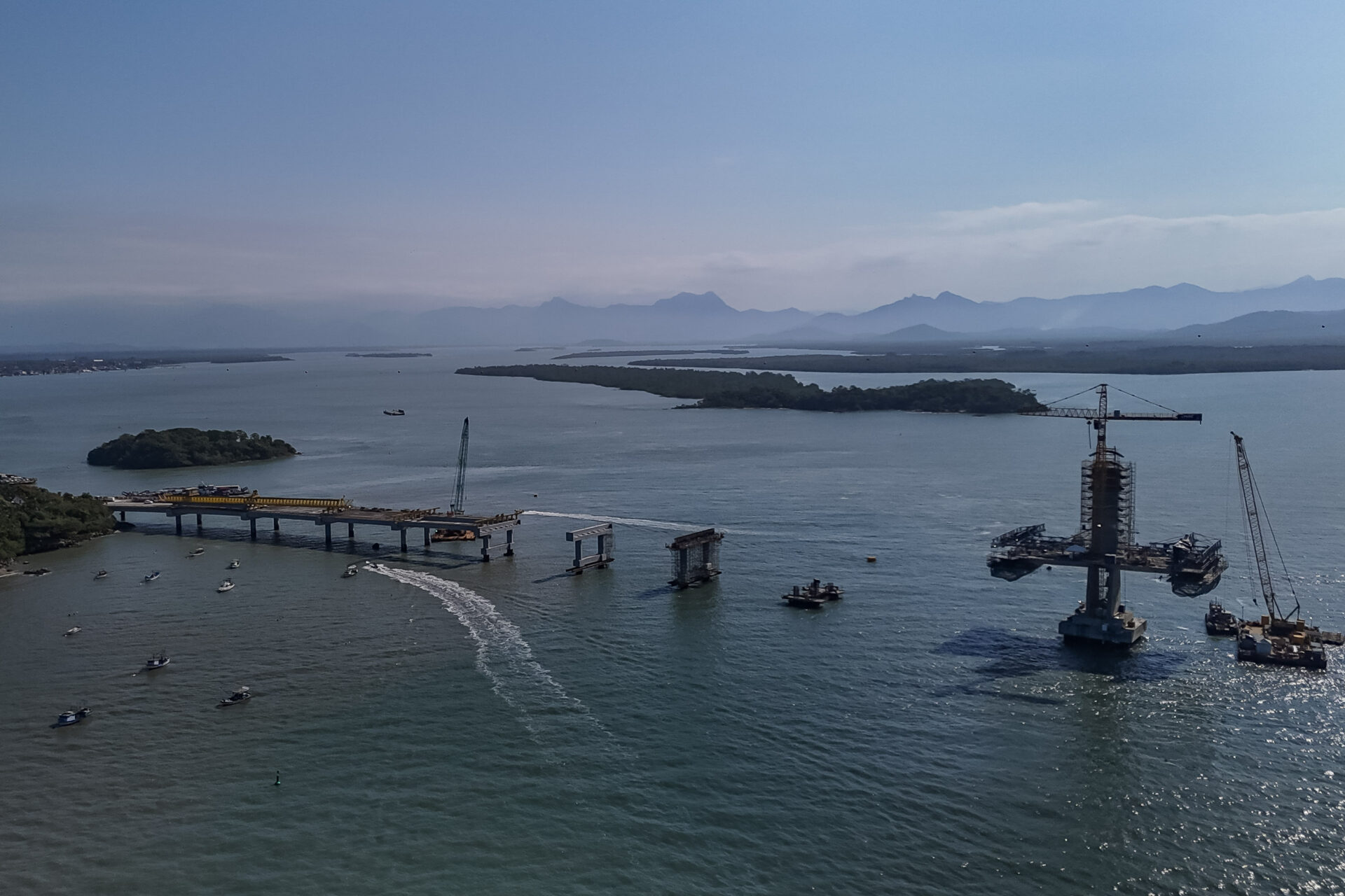 Começa a instalação dos cabos de aço no trecho estaiado da Ponte de Guaratuba