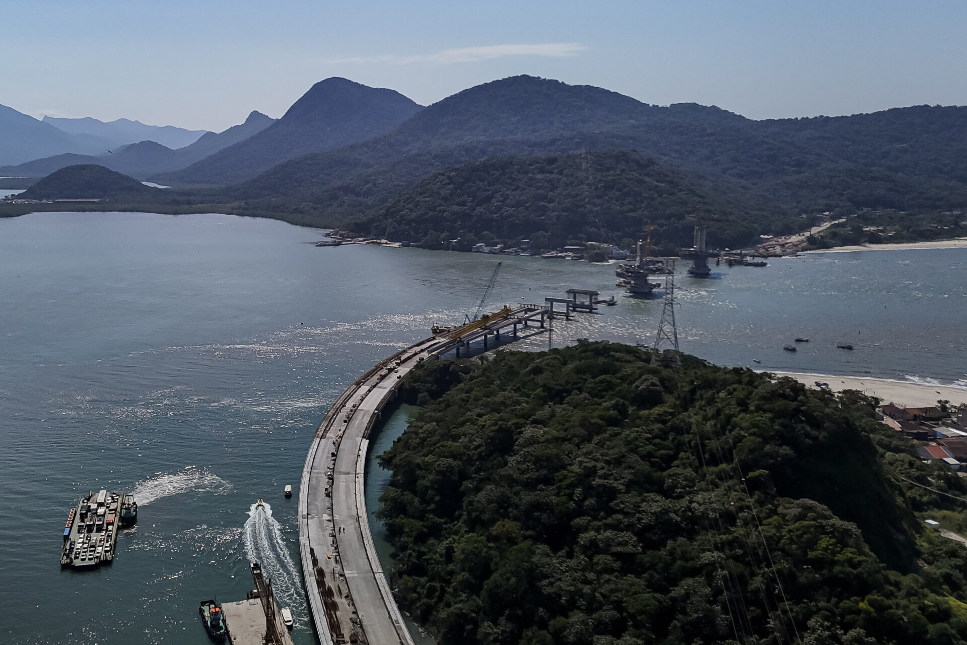 Começa a instalação dos cabos de aço no trecho estaiado da Ponte de Guaratuba