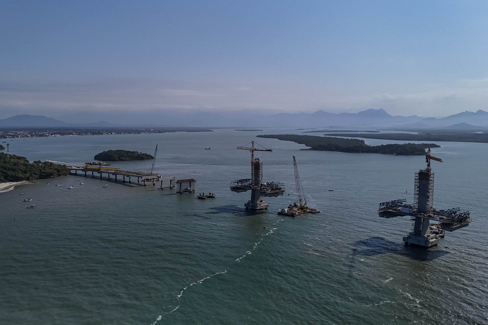 Começa a instalação dos cabos de aço no trecho estaiado da Ponte de Guaratuba
