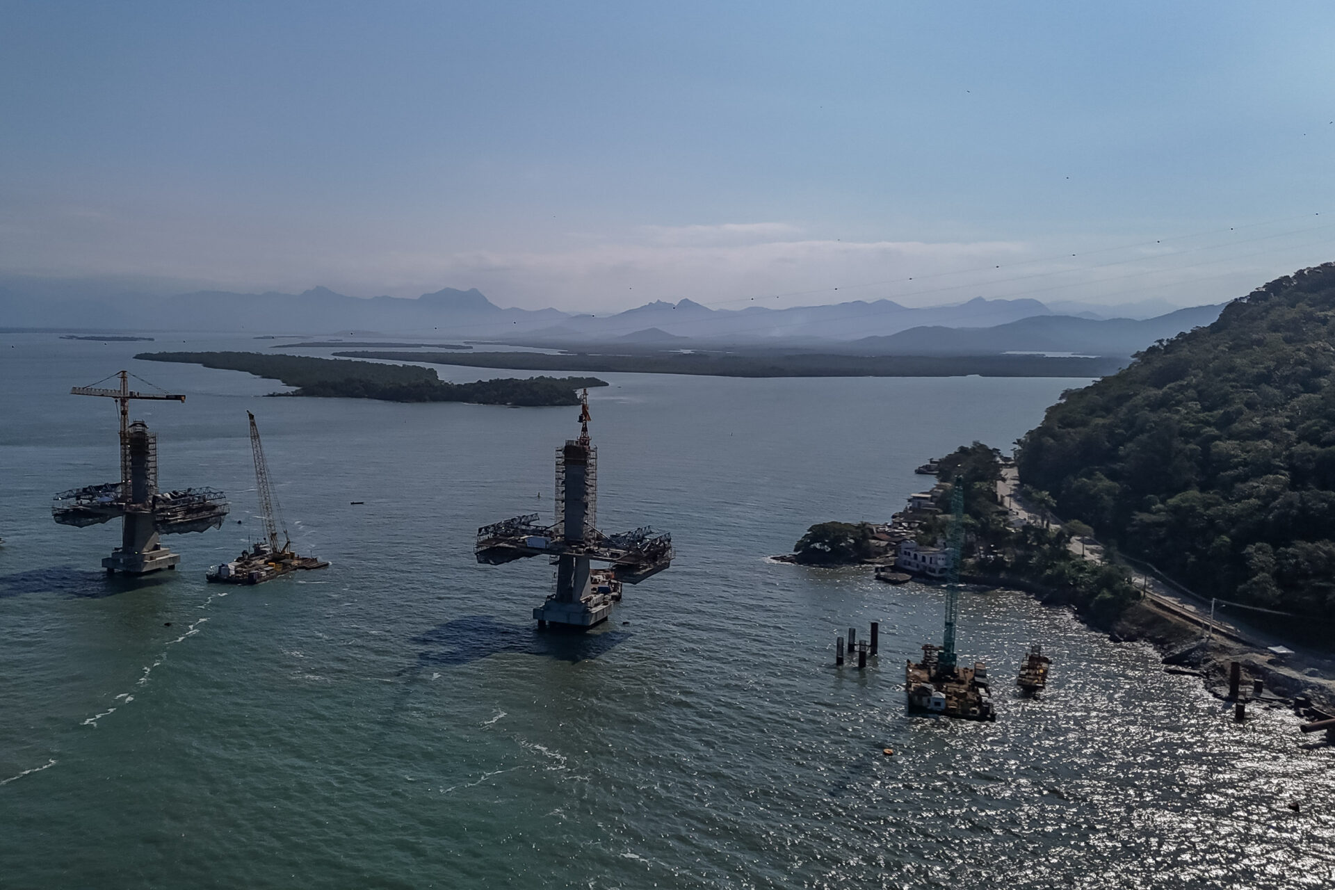 Começa a instalação dos cabos de aço no trecho estaiado da Ponte de Guaratuba
