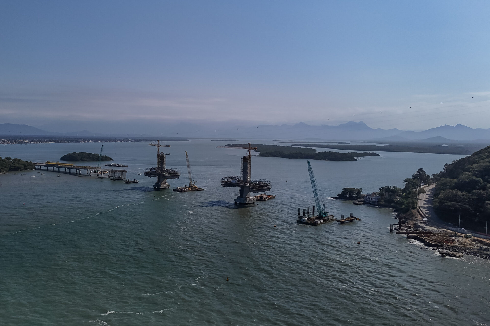 Começa a instalação dos cabos de aço no trecho estaiado da Ponte de Guaratuba