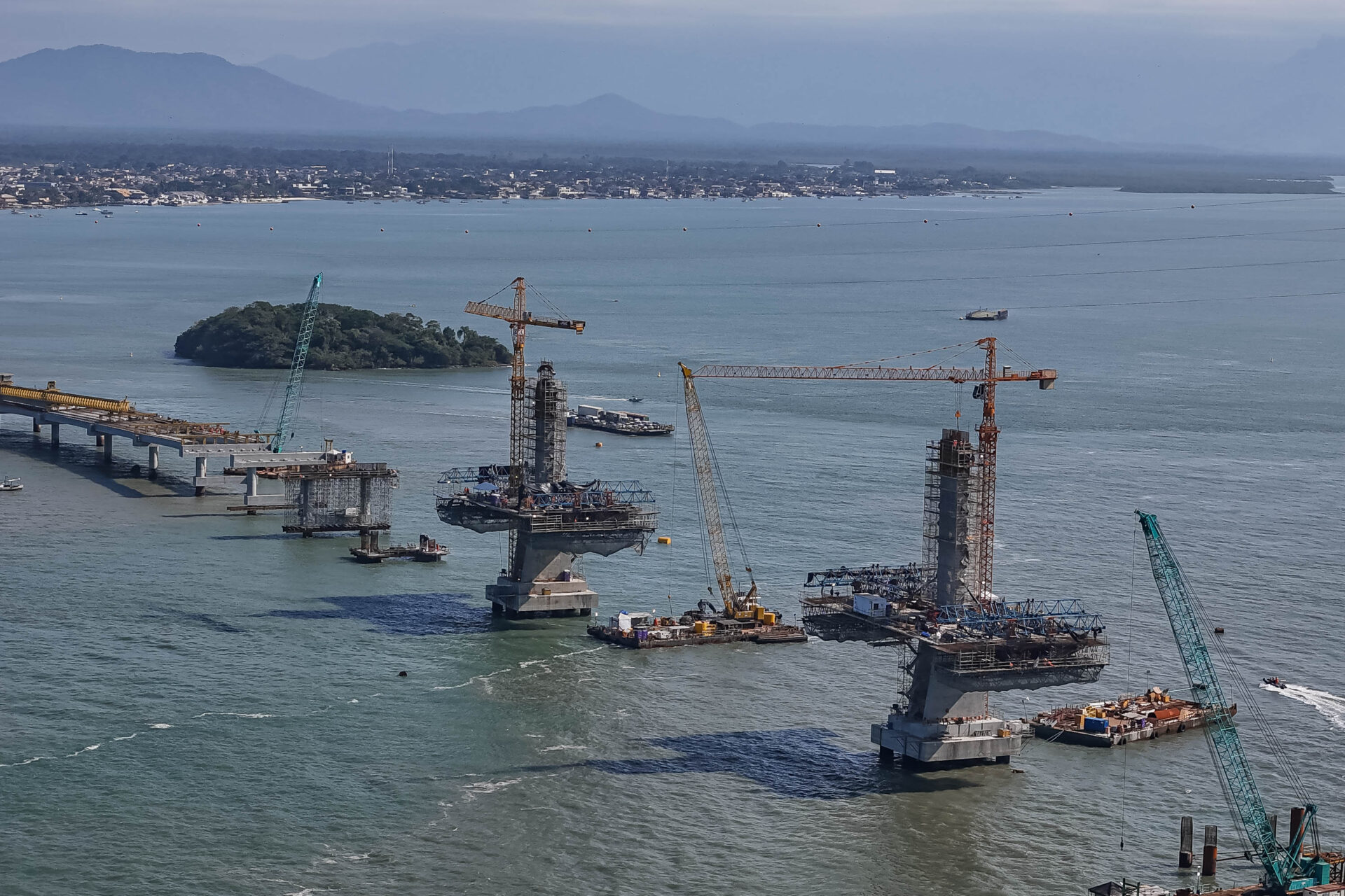 Começa a instalação dos cabos de aço no trecho estaiado da Ponte de Guaratuba