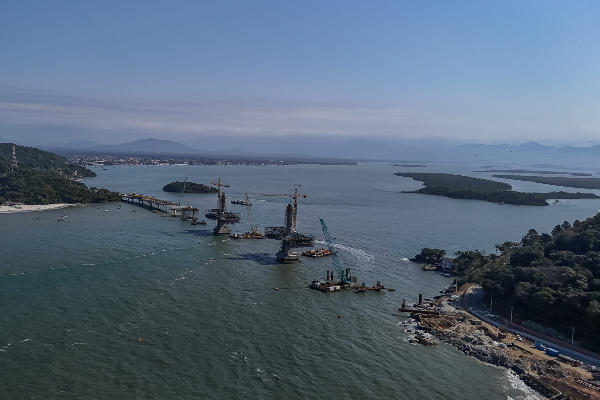 Começa a instalação dos cabos de aço no trecho estaiado da Ponte de Guaratuba