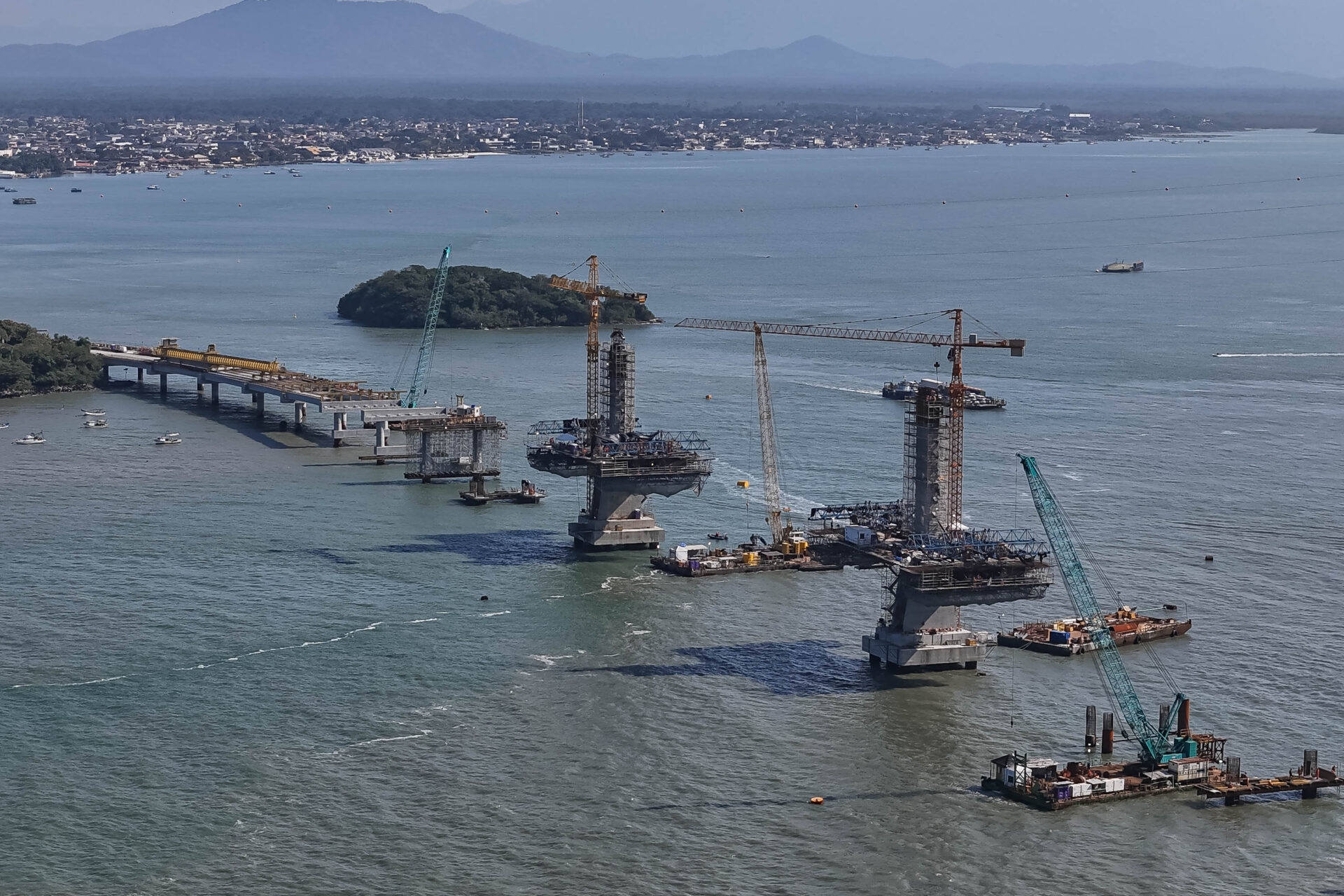Começa a instalação dos cabos de aço no trecho estaiado da Ponte de Guaratuba