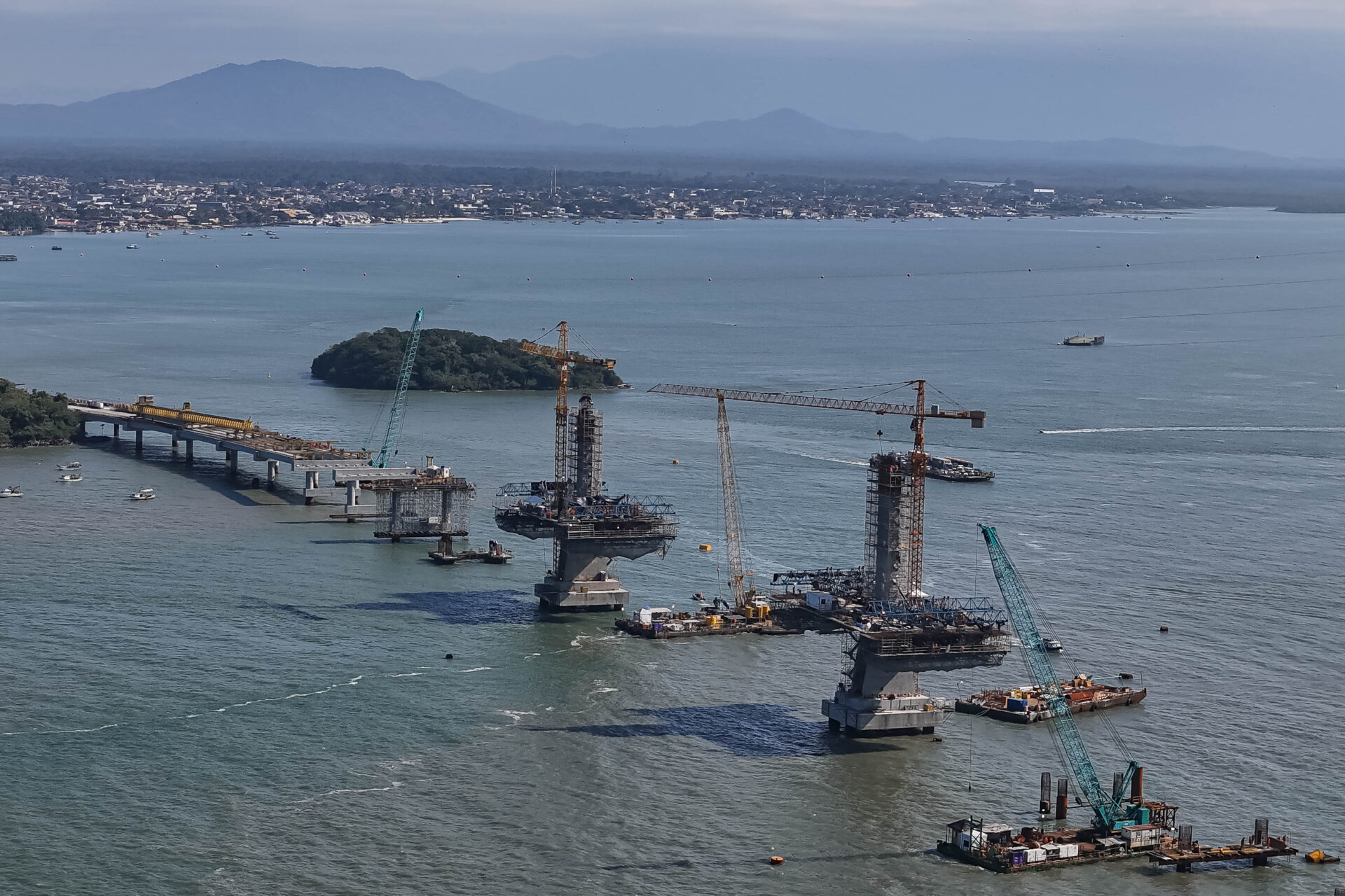 Começa a instalação dos cabos de aço no trecho estaiado da Ponte de Guaratuba