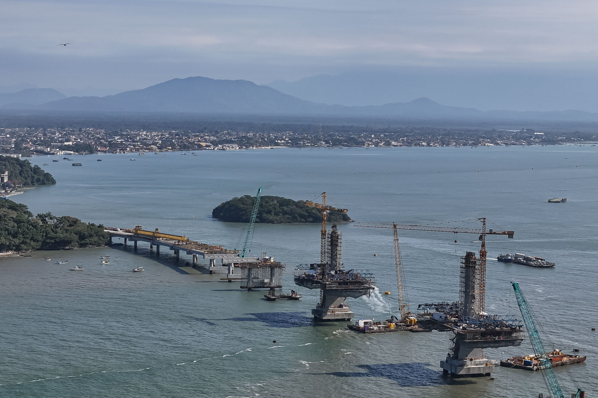 Começa a instalação dos cabos de aço no trecho estaiado da Ponte de Guaratuba