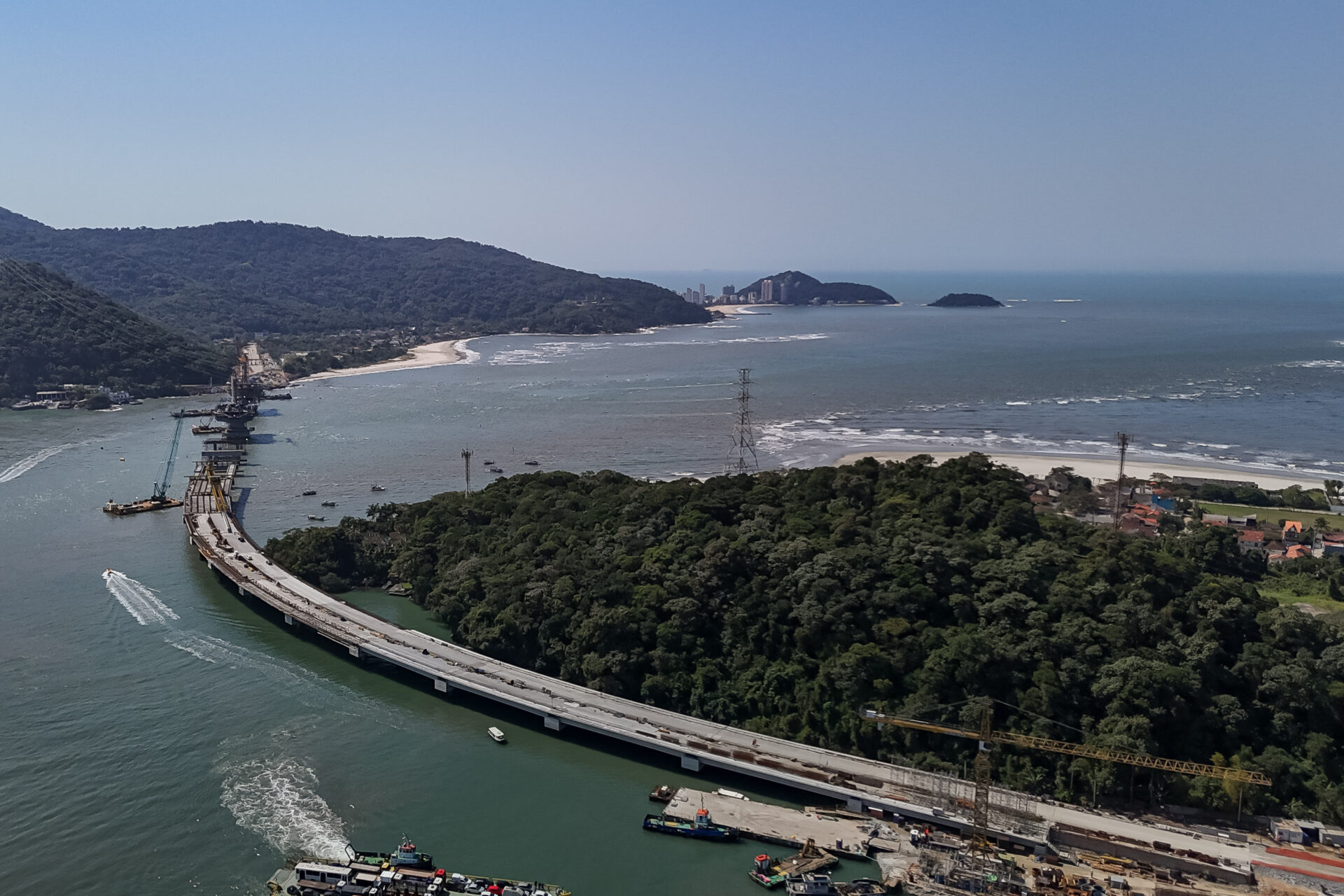 Começa a instalação dos cabos de aço no trecho estaiado da Ponte de Guaratuba