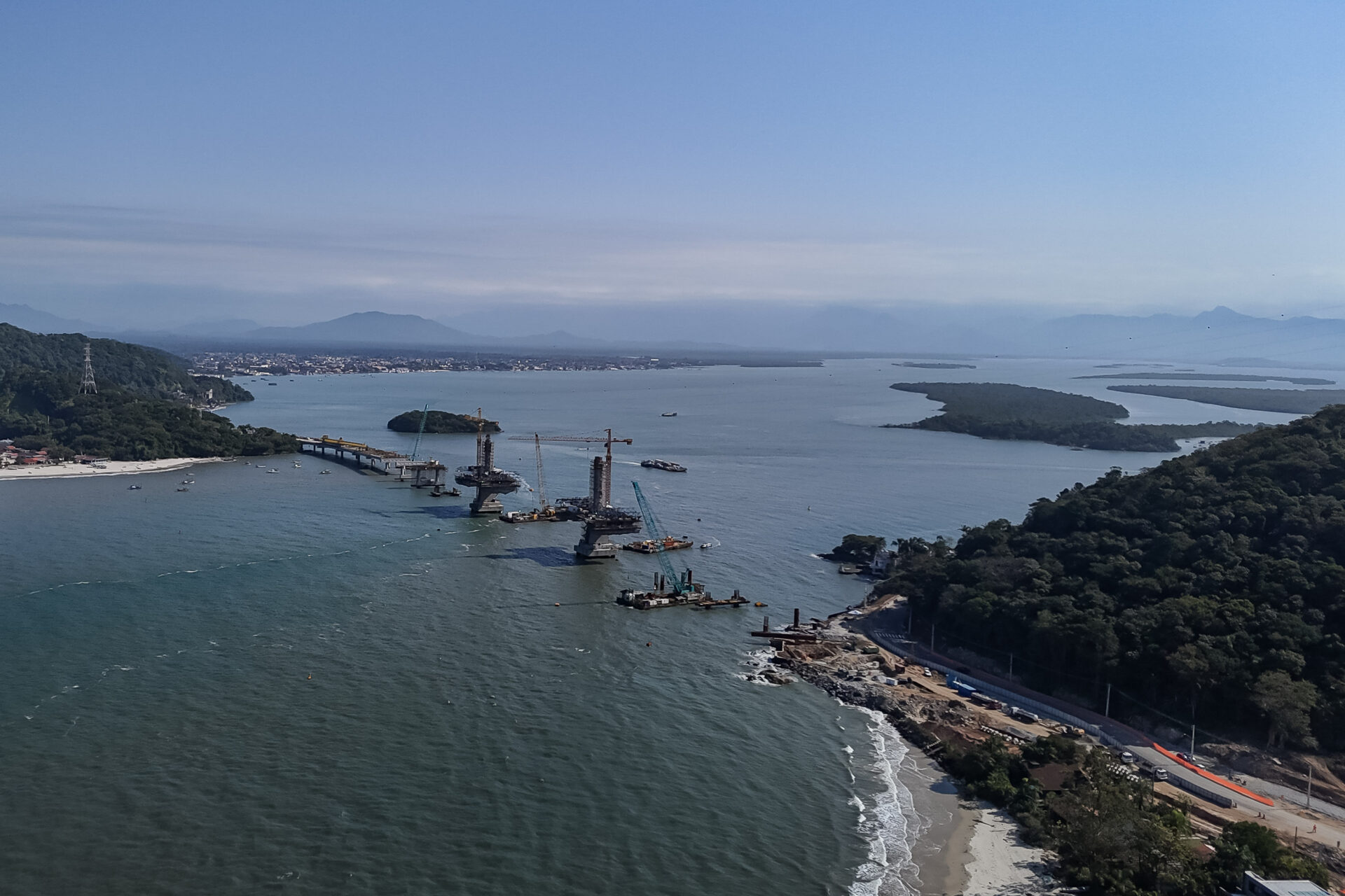 Começa a instalação dos cabos de aço no trecho estaiado da Ponte de Guaratuba