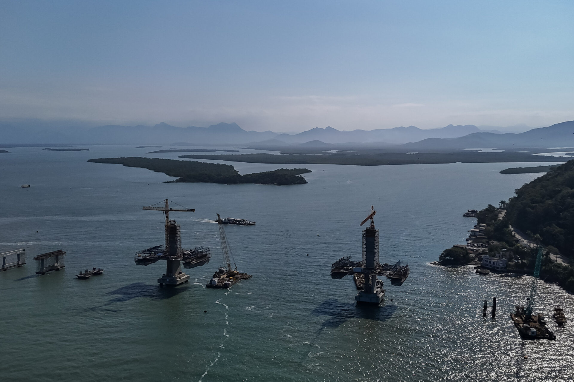 Começa a instalação dos cabos de aço no trecho estaiado da Ponte de Guaratuba
