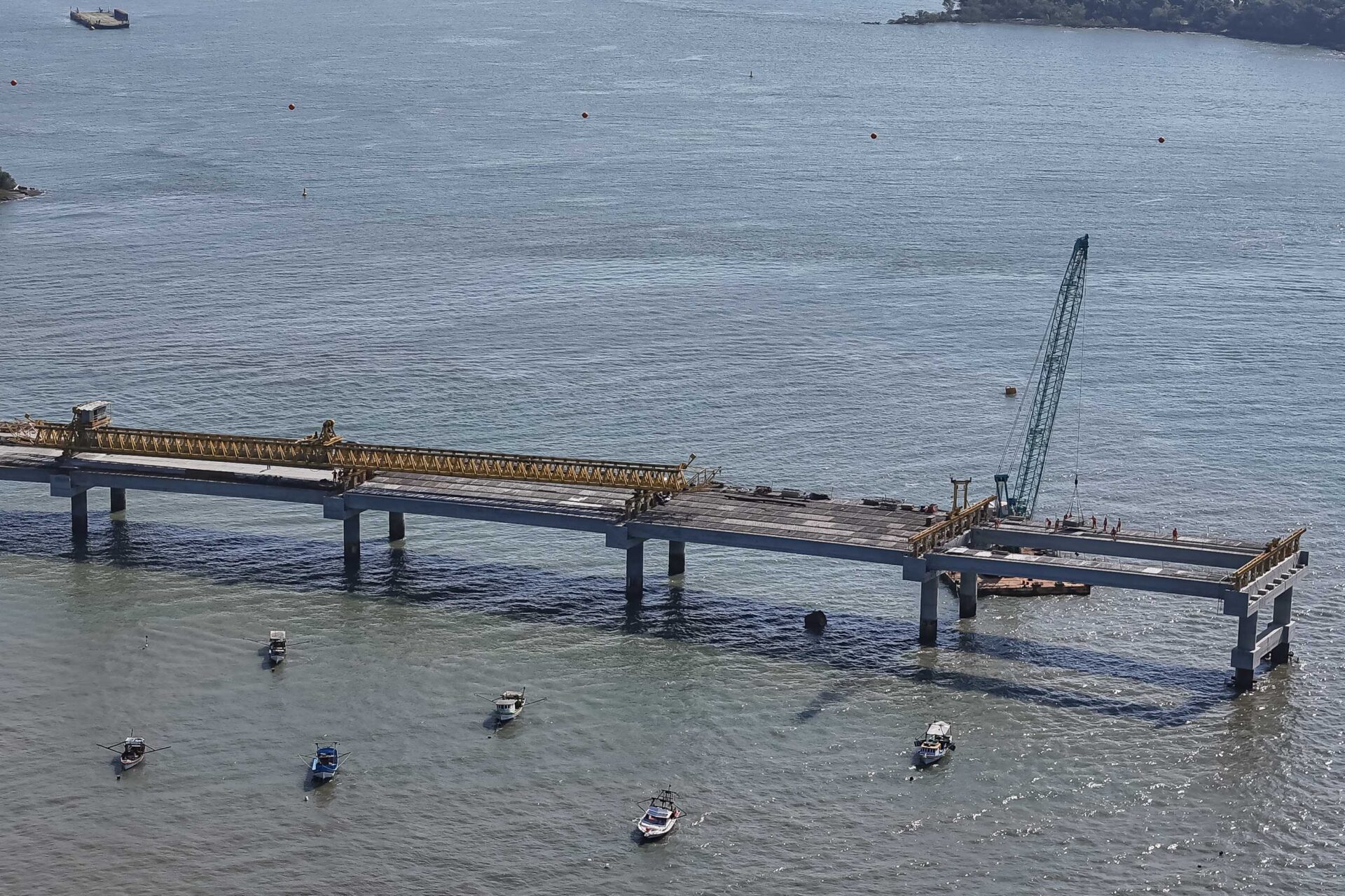 Começa a instalação dos cabos de aço no trecho estaiado da Ponte de Guaratuba