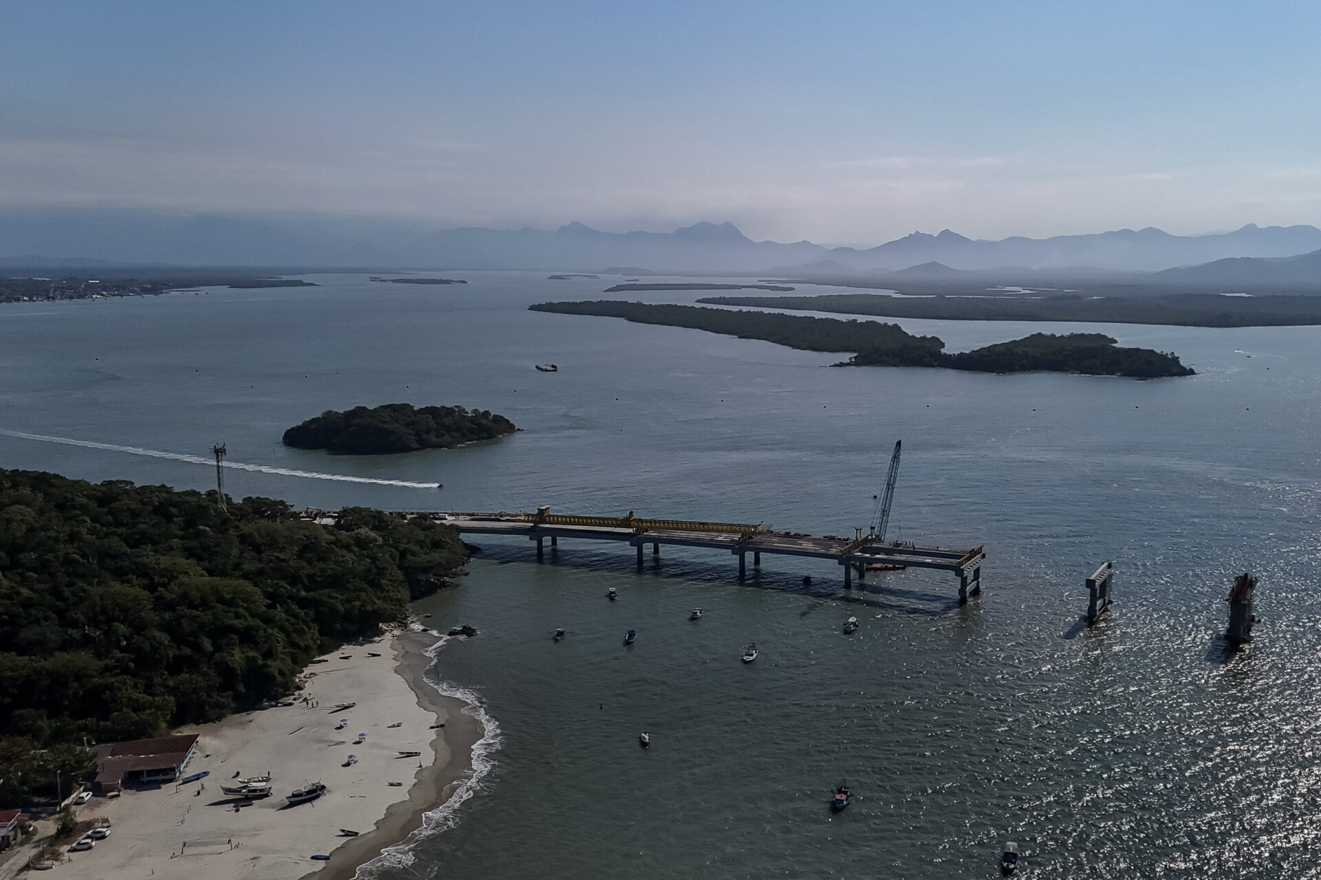 Começa a instalação dos cabos de aço no trecho estaiado da Ponte de Guaratuba