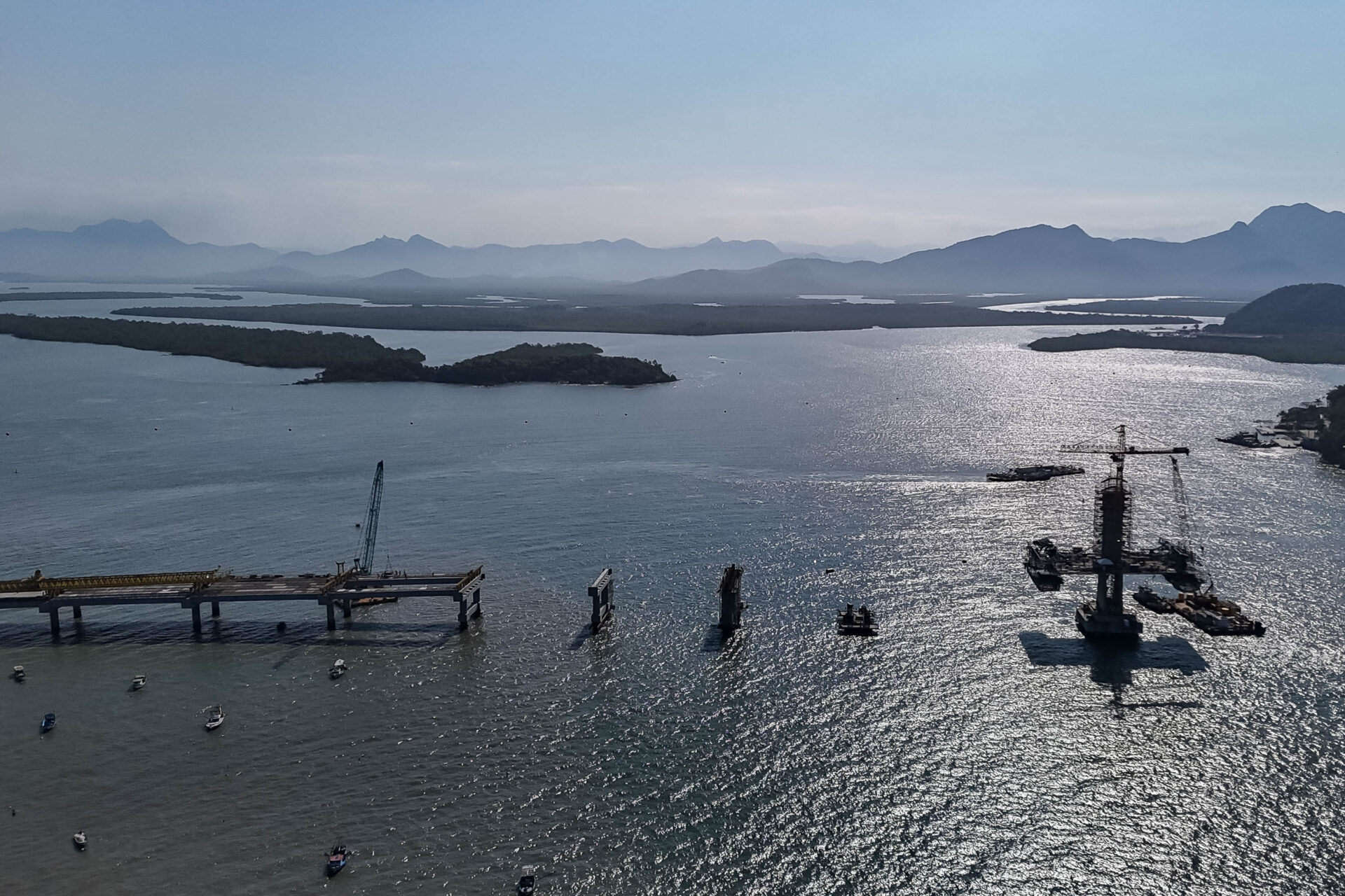 Começa a instalação dos cabos de aço no trecho estaiado da Ponte de Guaratuba