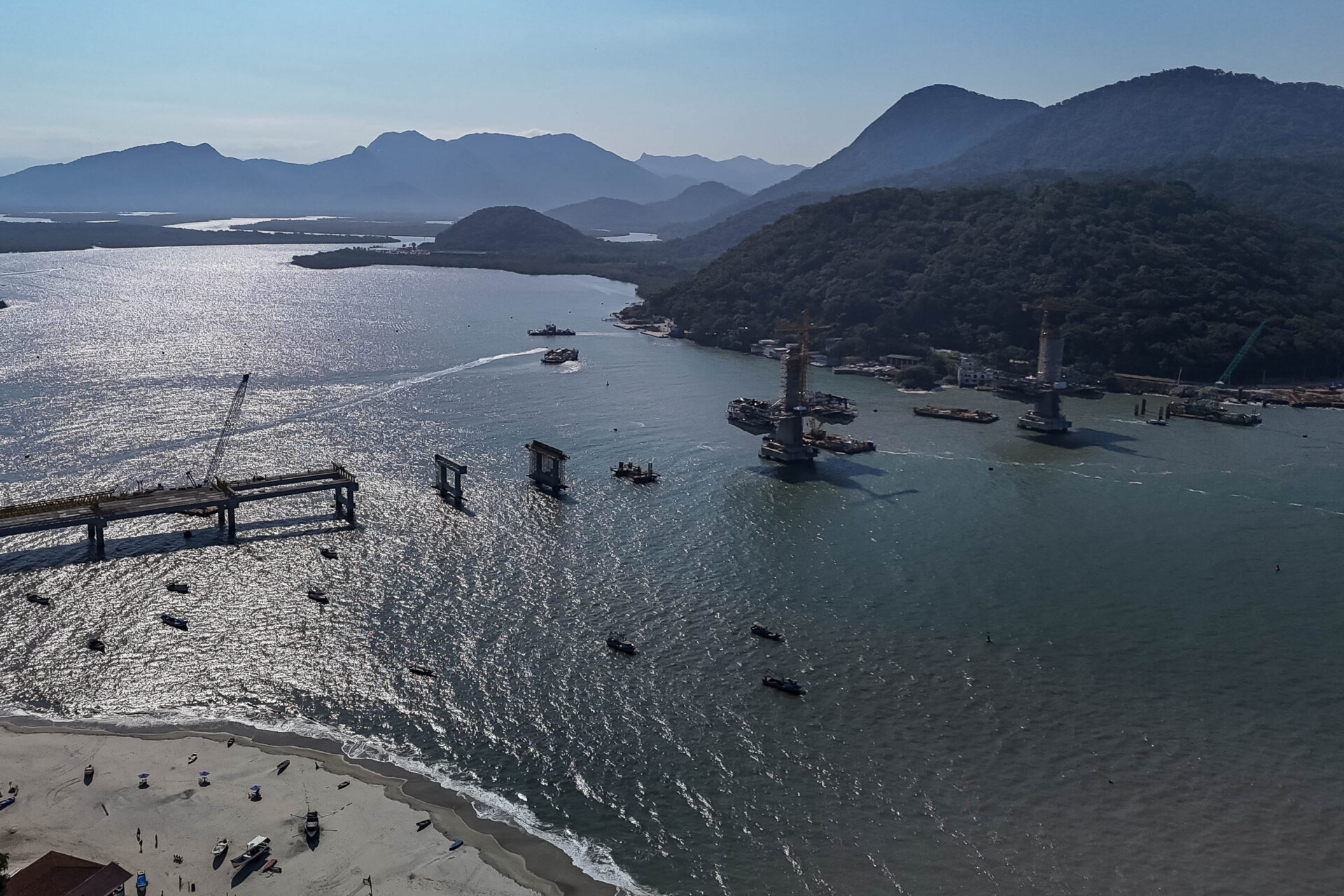 Começa a instalação dos cabos de aço no trecho estaiado da Ponte de Guaratuba