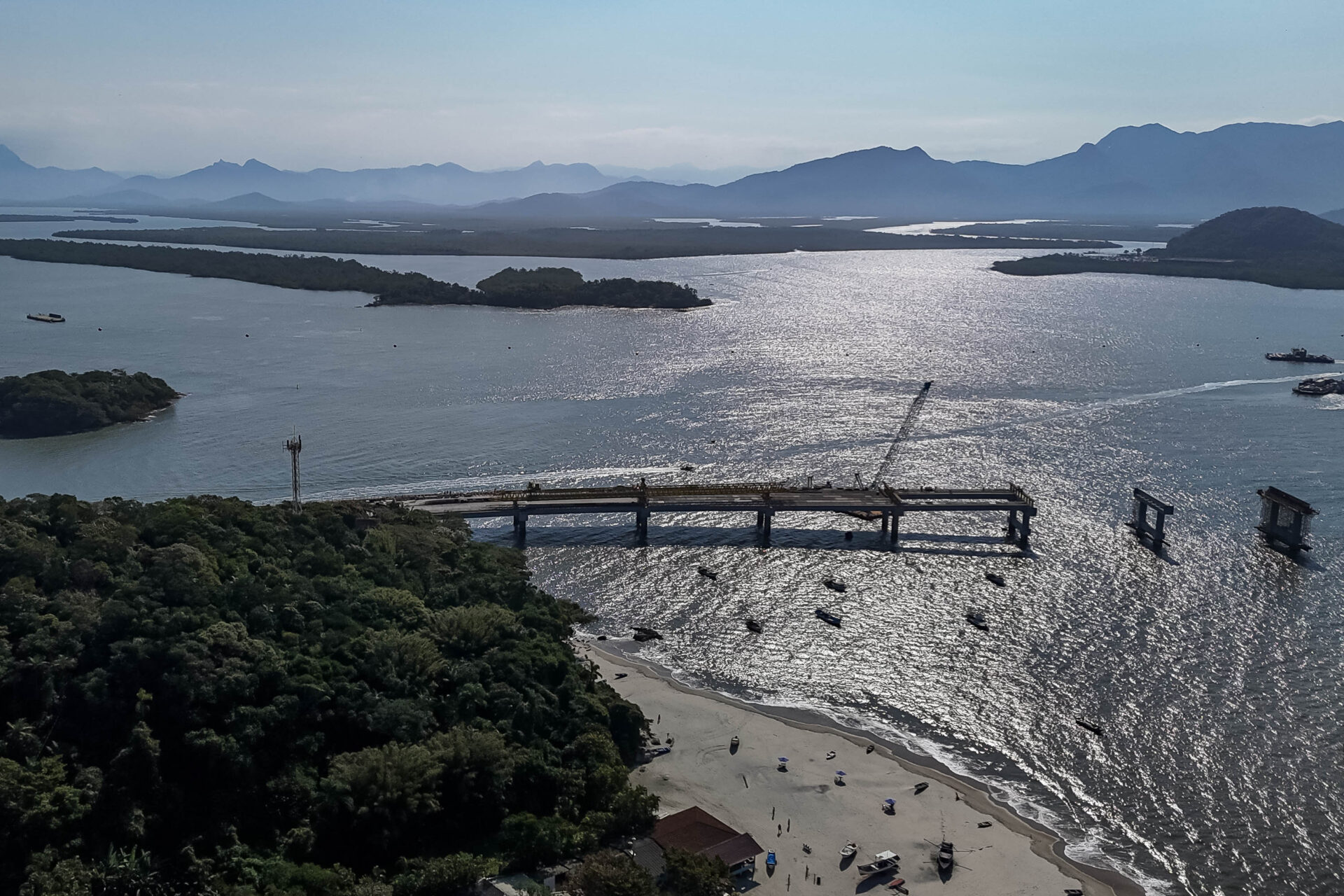 Começa a instalação dos cabos de aço no trecho estaiado da Ponte de Guaratuba
